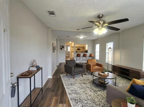 419 N Parrish St, Angleton, TX 77515