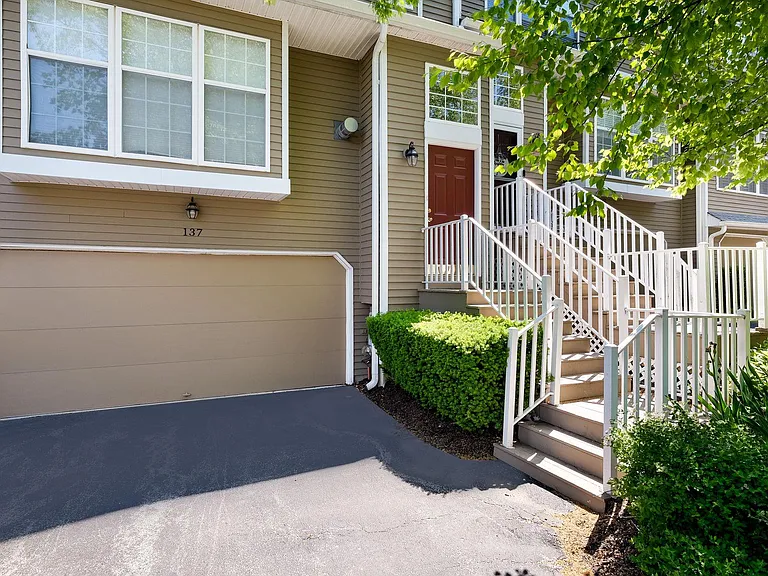 137 Weybridge Dr — Photo 4
