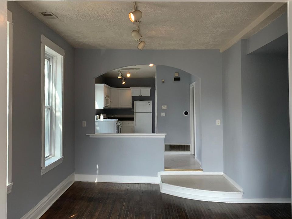 Lovely bright kitchen, central air conditioning and heating Smart Thermostat