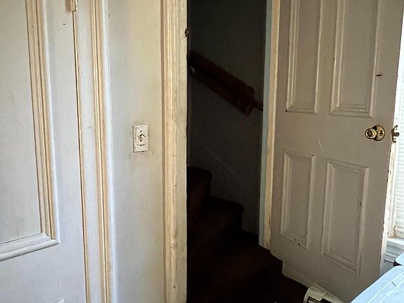 5th image of 46 Walnut St