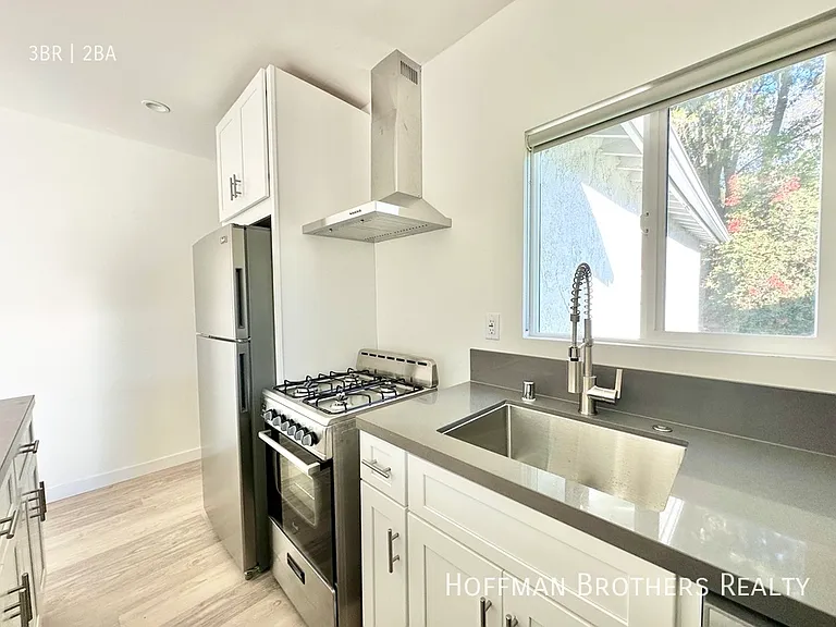 2429 W Avenue 33 — Photo 3
