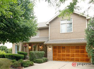 223 Robincrest Ln, Lindenhurst, IL 60046