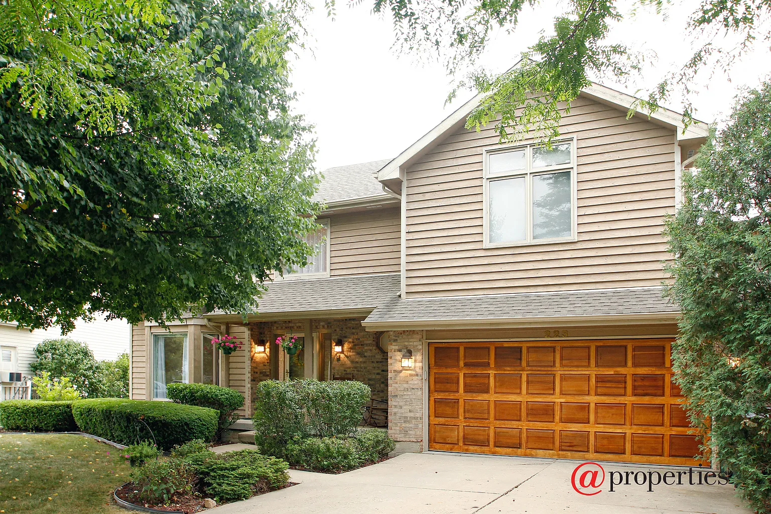 223 Robincrest Ln photo 1