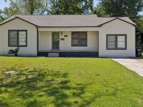 1203 Adams St, Baytown, TX 77520