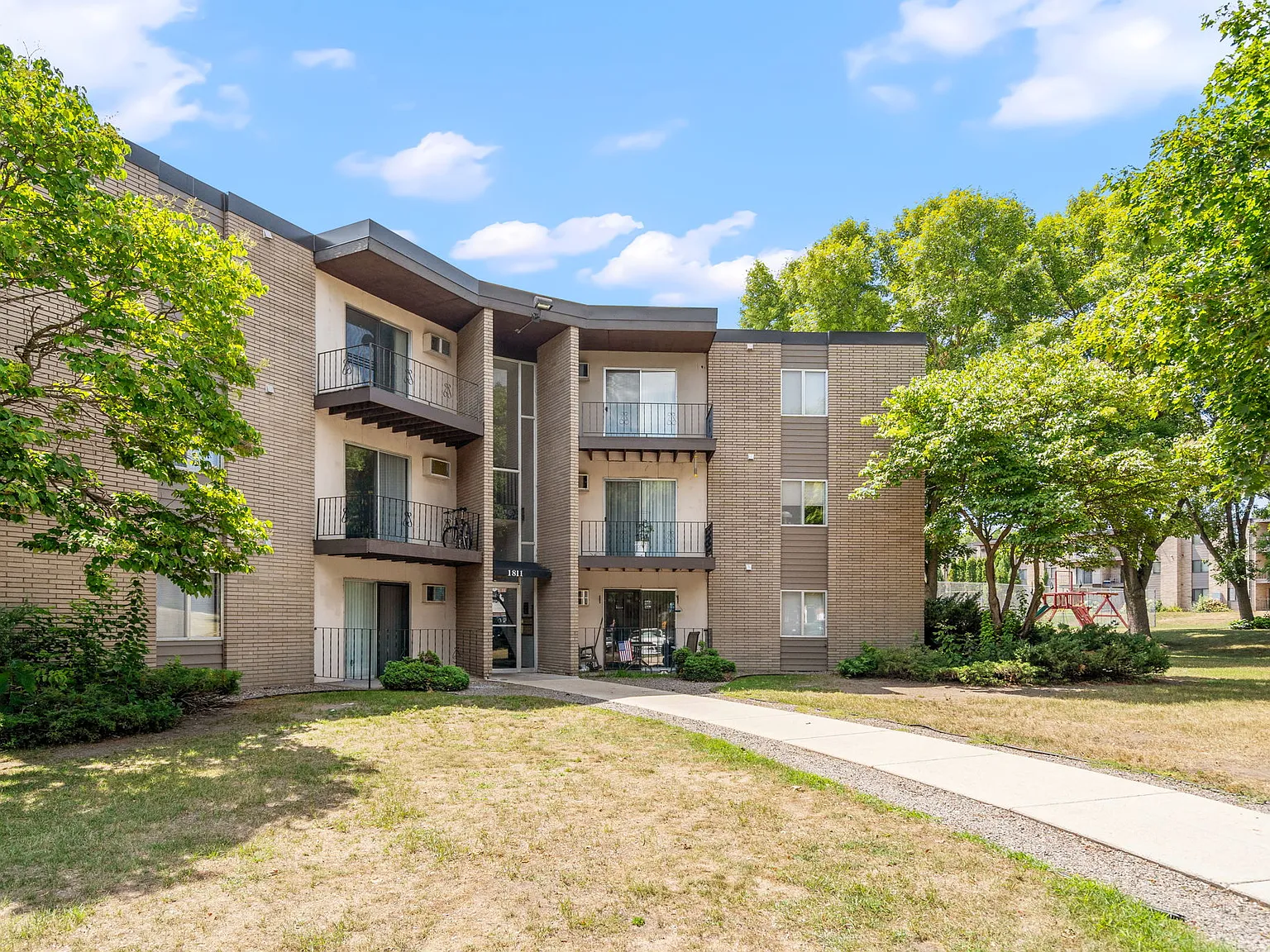 Oakwood Court Apartments — Photo 2