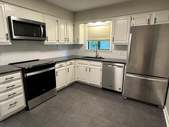 4th image of 523 Belle Pointe Ct