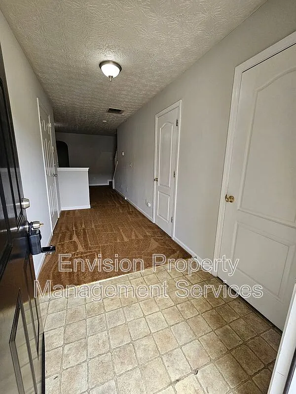 3 bed, 2.5 bath, 1550 sqft, $1,595 — Photo 2