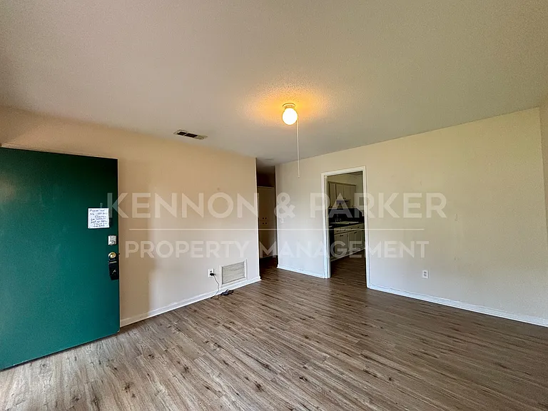 8001 Twin Chapel Dr — Photo 3