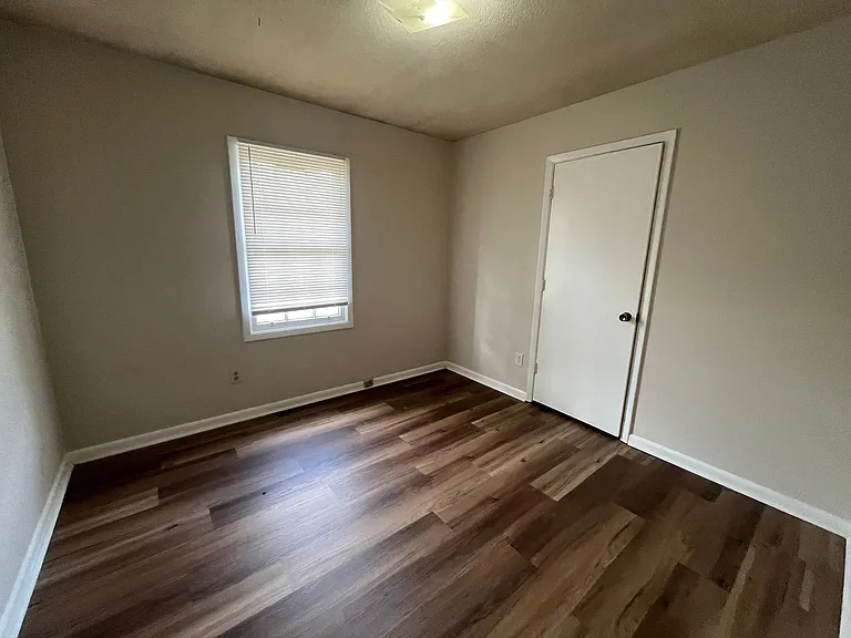 903 Jamestown Dr — Photo 4