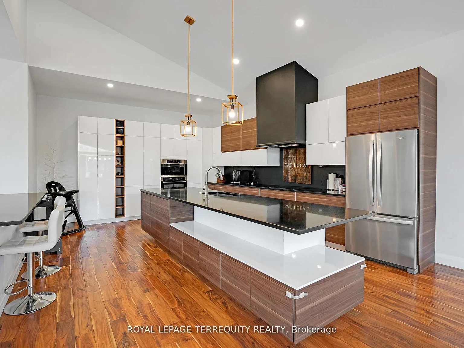 5 bed, $8,000 — Photo 3
