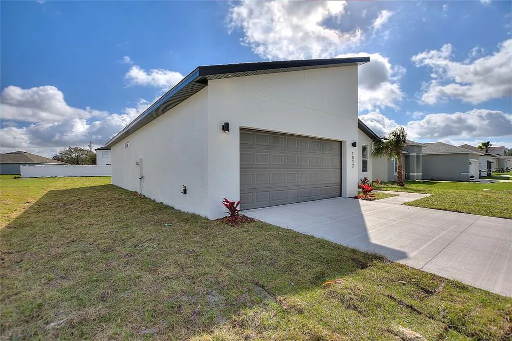 4 bed, 2.0 bath, 1670 sqft, $2,000 — Photo 3