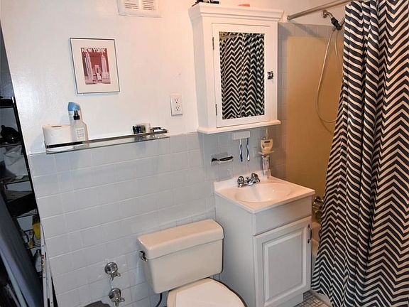 4th image of 351 W 47th St #A3
