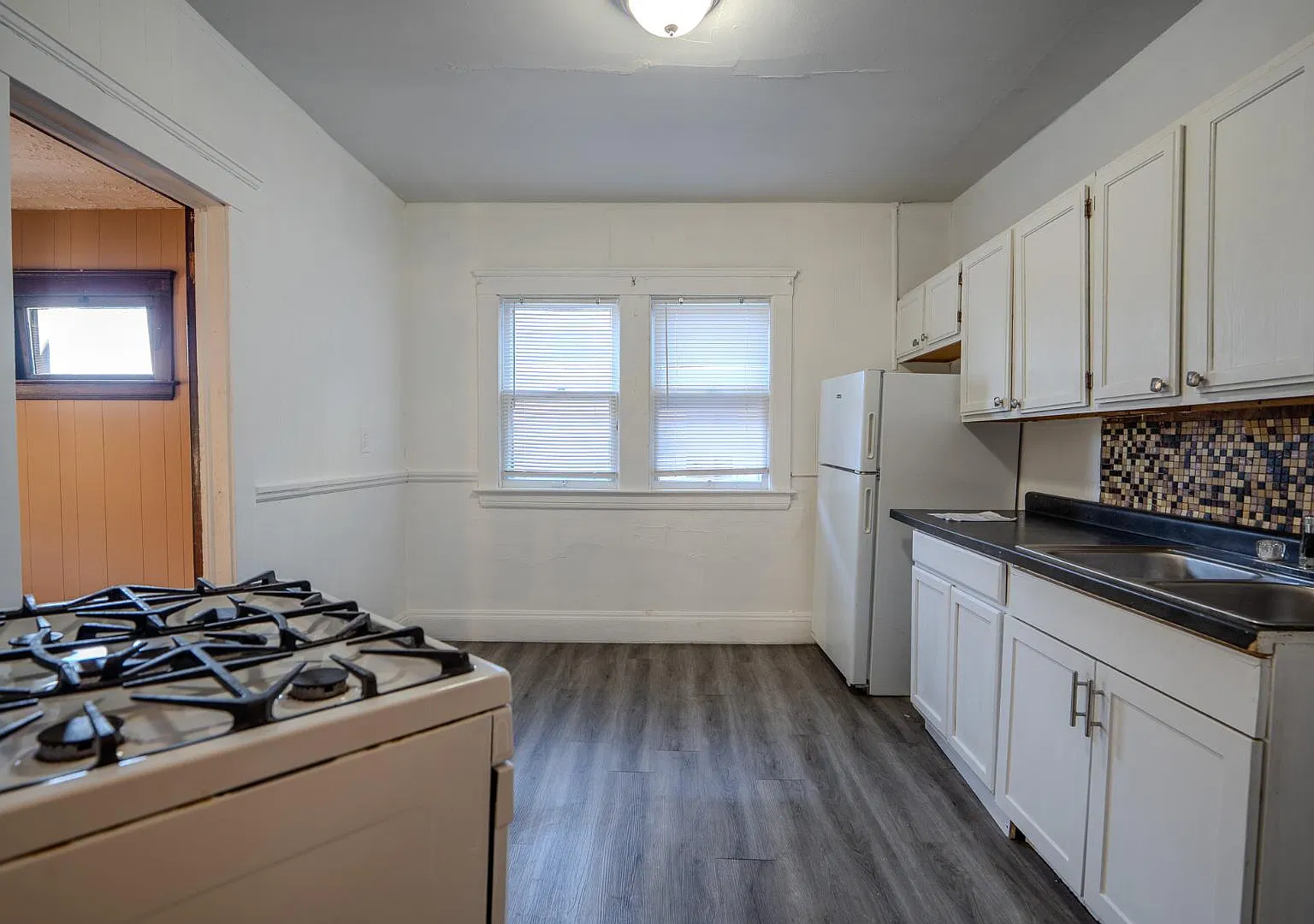 11711 Forest Ave - Up — Photo 1