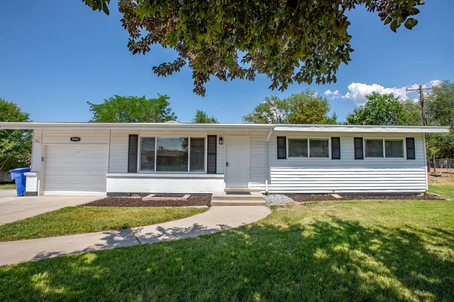 3 bed, 1.0 bath, 1097 sqft, $3,481 — Photo 2