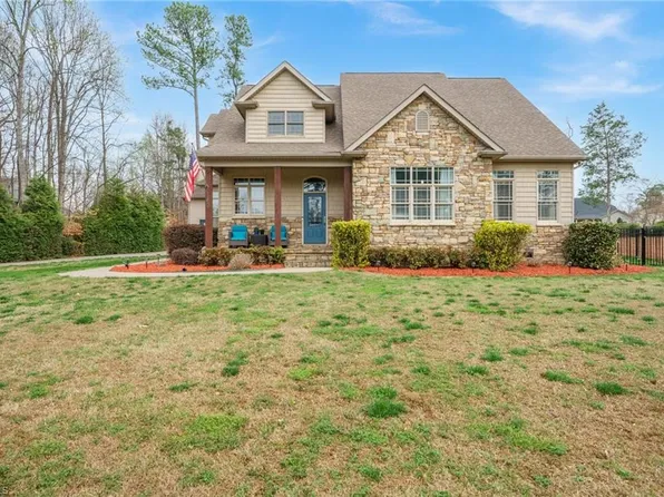 140 Pine Bluff Dr, Mooresville, NC 28117