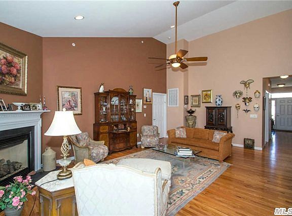 3rd image of 83 Pond Cir