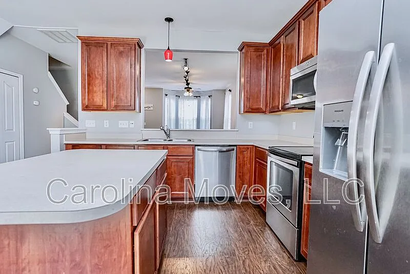 3 bed, 2.5 bath, 1504 sqft, $1,695 — Photo 4