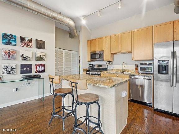 5th image of 4011 N Francisco Ave Unit 301
