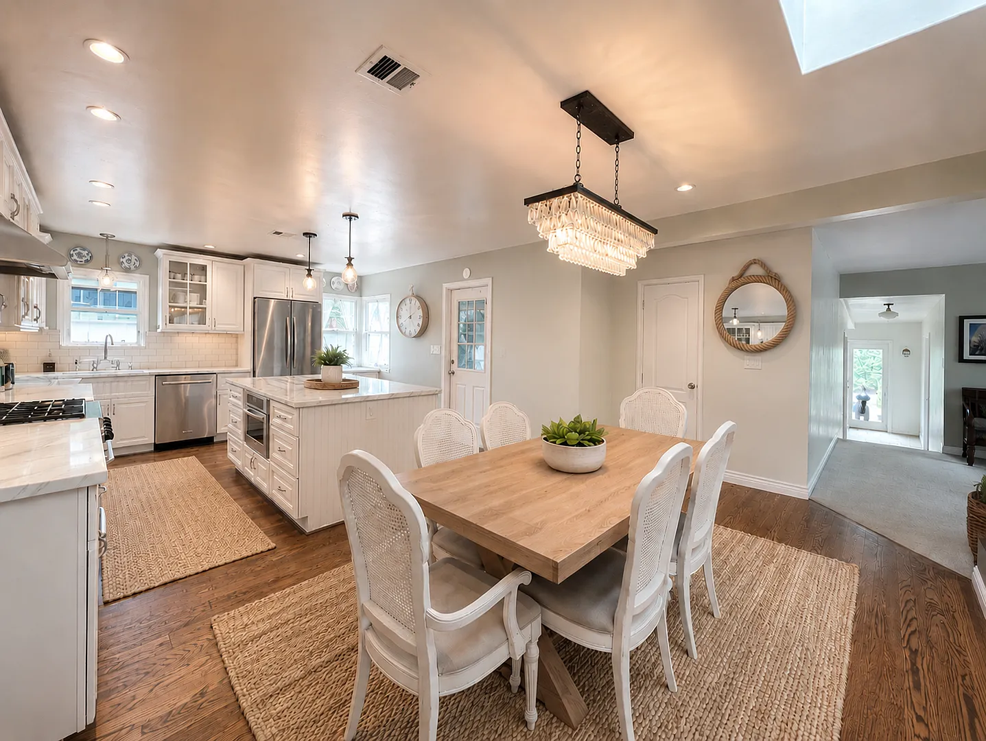 3 or 6 Month Lease (Furnish Option) - Luxury Home! w/ Garage! Large Fenced Backyard! Bike to the ... — Photo 3