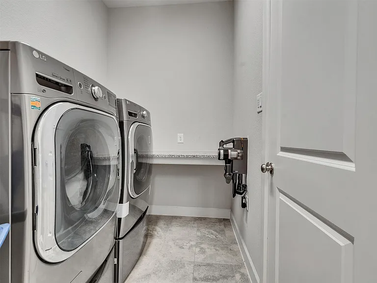 32212 Highwood Green Ln — Photo 23