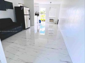 7401 Pines Blvd, Hollywood, FL