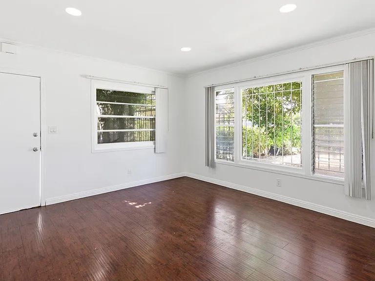 534-536 E Hyde Park Pl — Photo 8