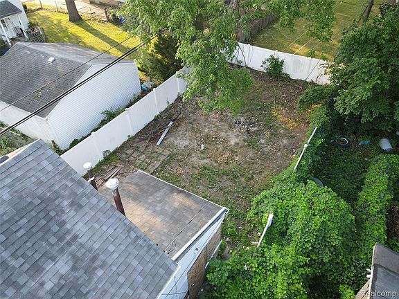 2nd image of 17222 Detroit St