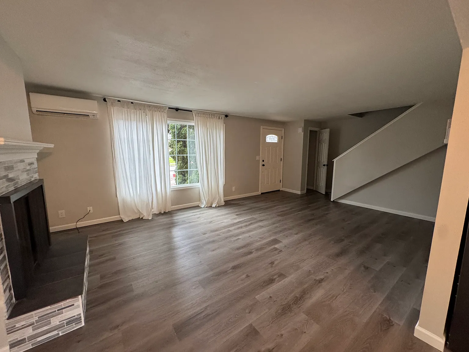 3 bed, 1.5 bath, 1200 sqft, $2,450 — Photo 2