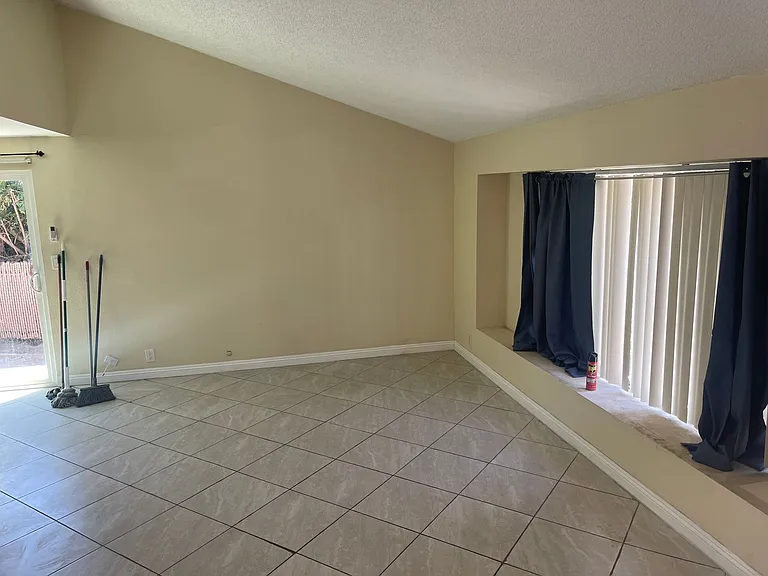 913 Arrecife Ct — Photo 3