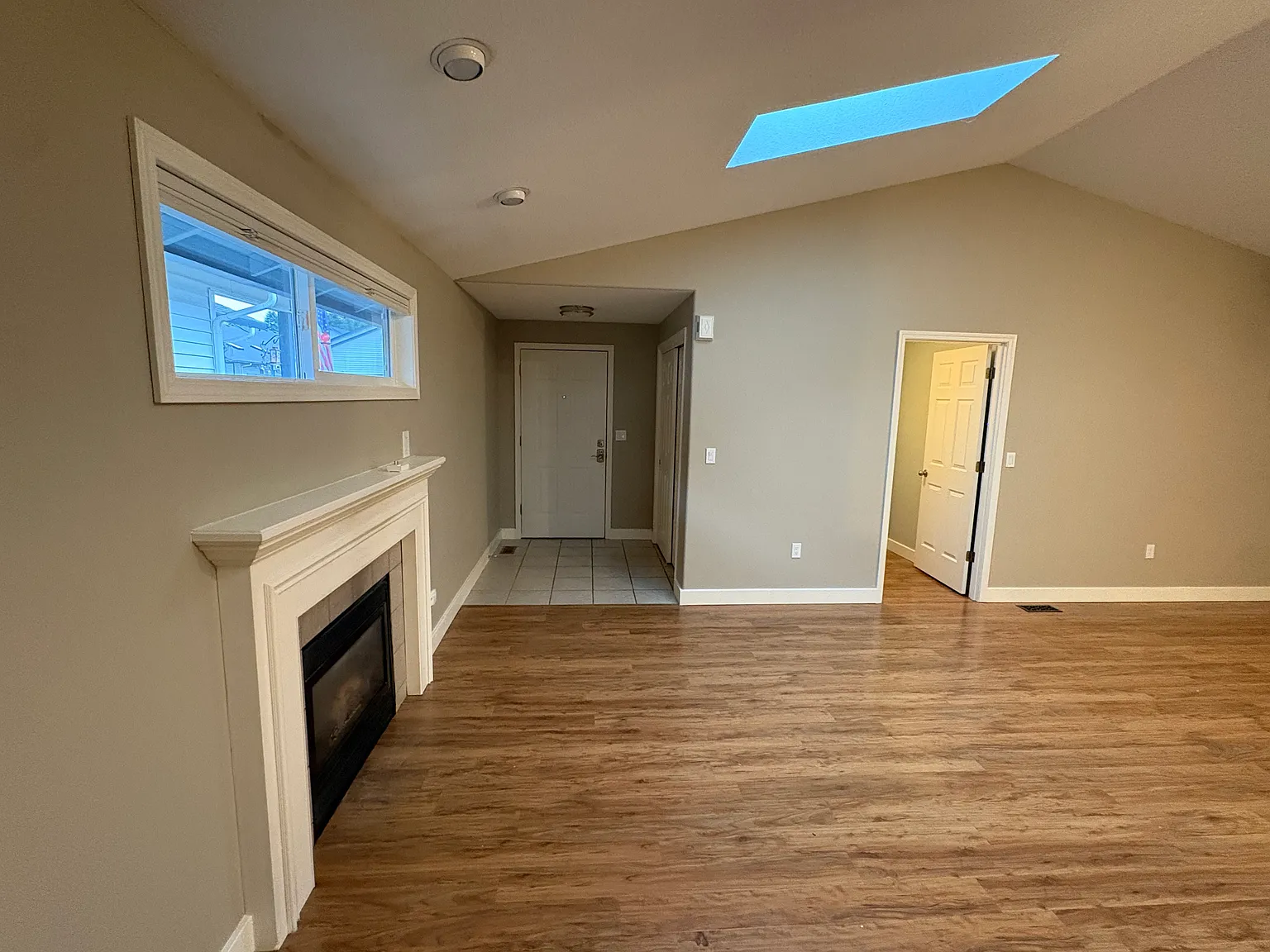 2 bed, 1083 sqft, $2,100 — Photo 2