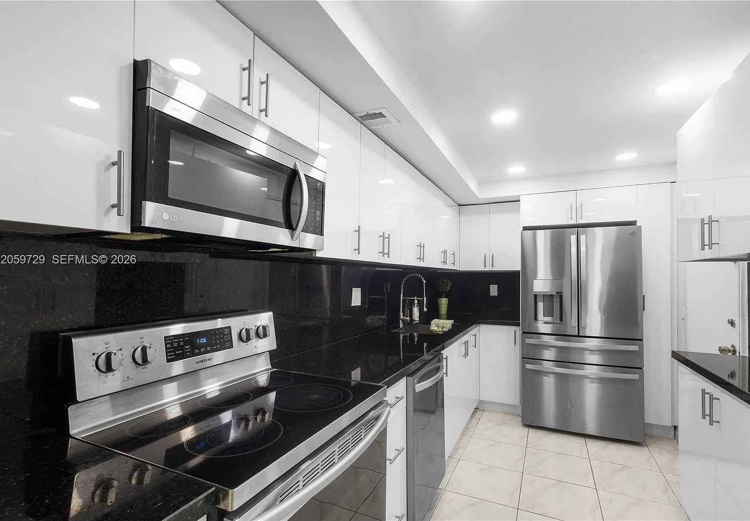 Plaza Towers South Condo — Photo 3