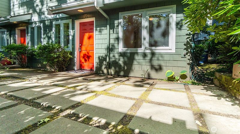 4th image of 205 27th Avenue S #205