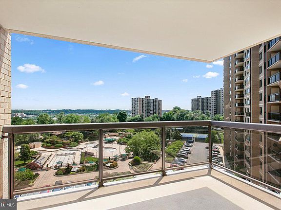 2nd image of 205 Yoakum Pkwy Unit 817