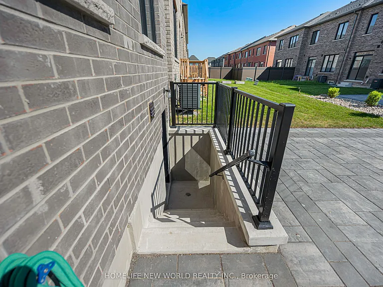 80 Weslock Cres — Photo 23