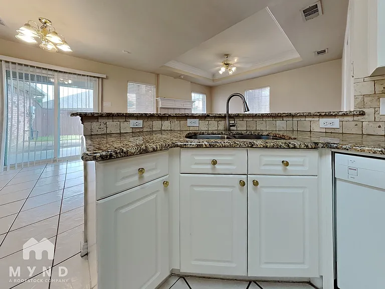 9860 Buckingham Ln — Photo 10