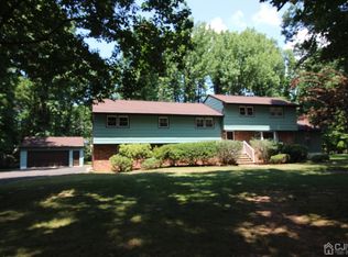 4 Sandia Ct, Edison, NJ 08820