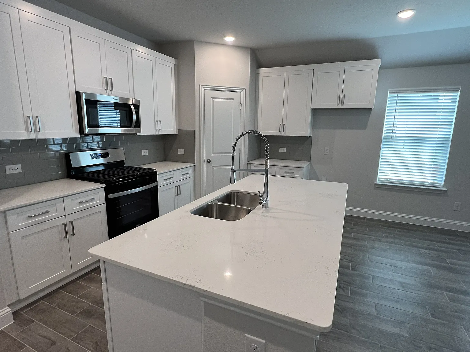 4 bed, 1953 sqft, $2,150 — Photo 2