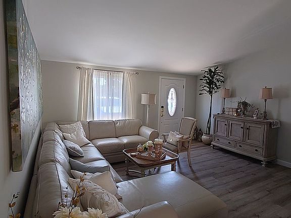 5th image of 742 London Cir
