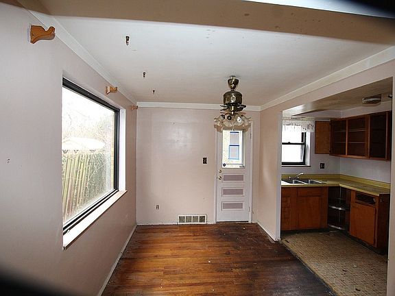 4th image of 2353 Brokaw Ave