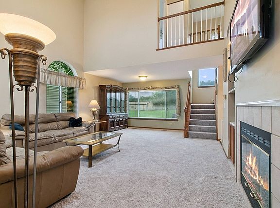 3rd image of 7 Hollyhock Ct