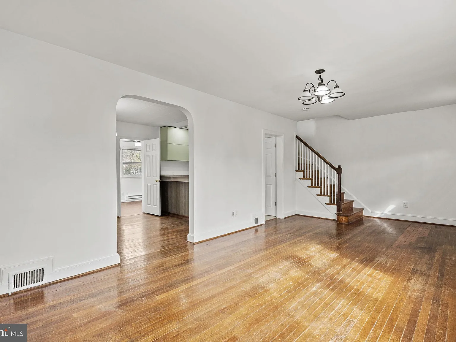 5 bed, 2.5 bath, 1635 sqft, $3,500 — Photo 2