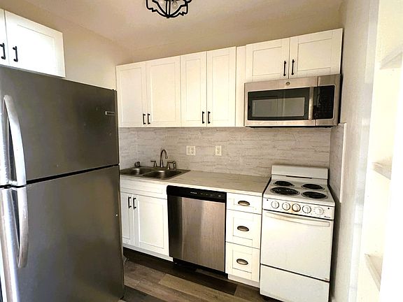3rd image of 360 13th Ave NE #1B-2Ba-650Sqft