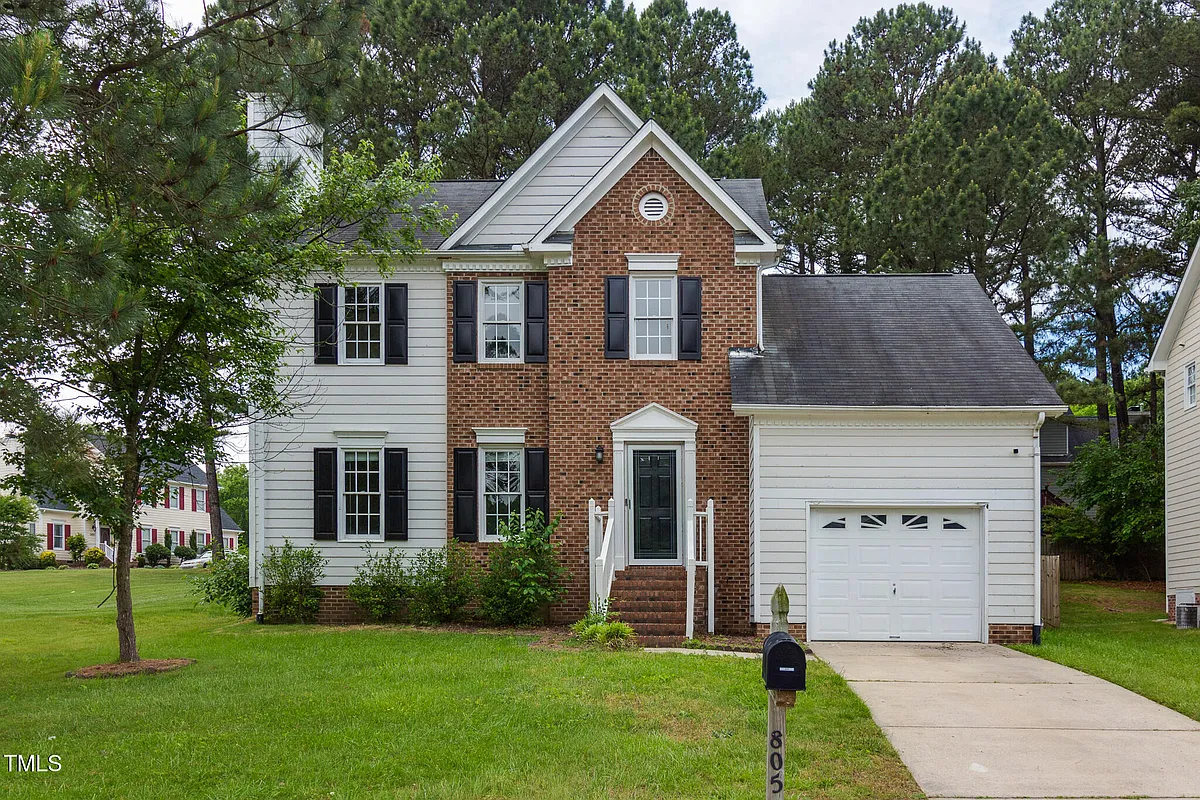 Building Photo - 805 Penncross Dr