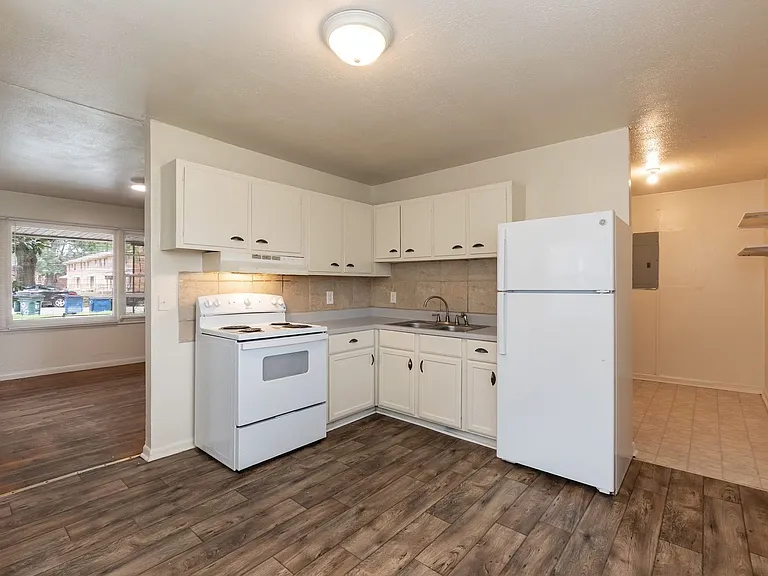 1210 Truman St — Photo 9