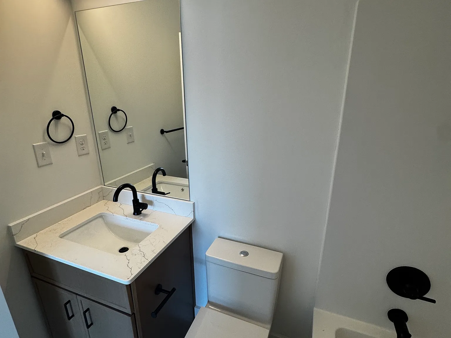 3 bed, 3.5 bath, 1662 sqft, $3,250 — Photo 3