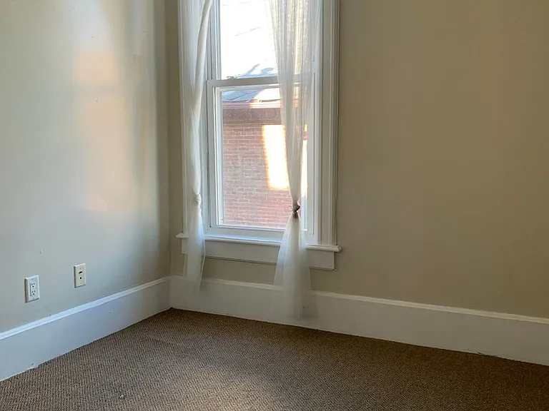 422 W Loras St — Photo 2