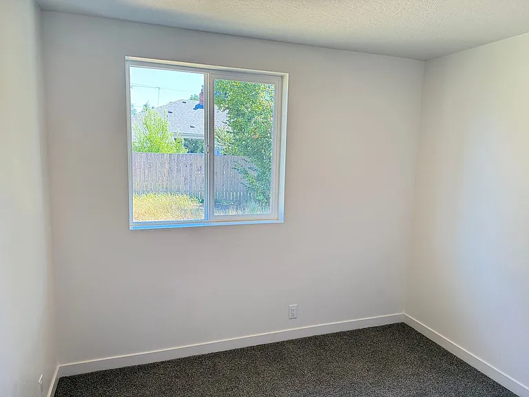 1246 Hughes St — Photo 15