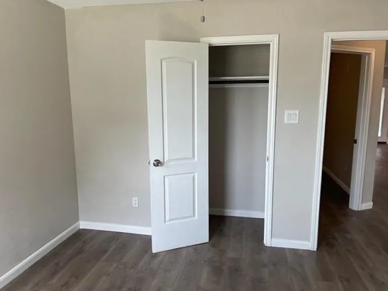 221 Woodbridge Way — Photo 6