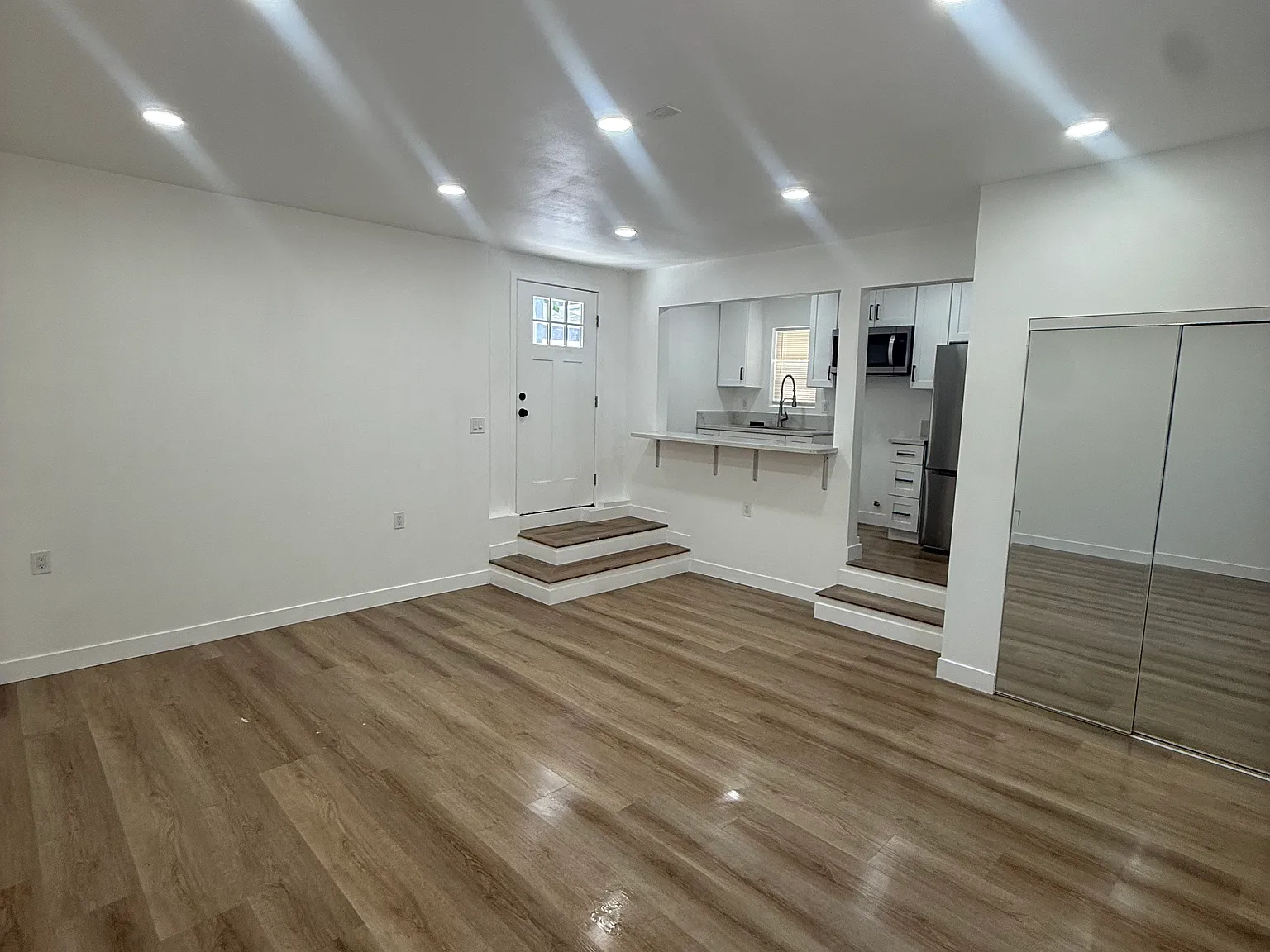 Studio, 550 sqft, $1,900 — Photo 2