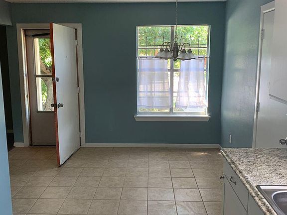 4th image of 3104 Redwood St